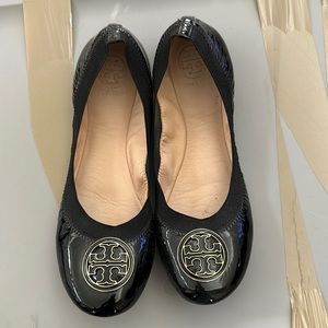 Tory Burch black patten leather flat. In excellent condition.